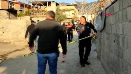 KOZAN'DA HUSUMETLİ İKİ AİLE ARASINDA SİLAHLI KAVGA: 4 YARALI