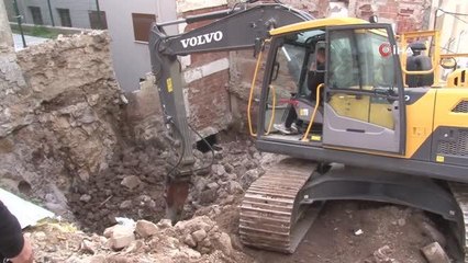 İnşaat çalışmasında iş makinesi başka bir evin duvarını deldi, firma çalışanları işe devam etti