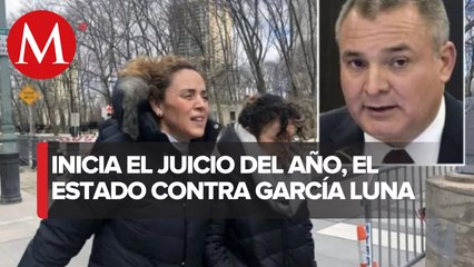 Con la mano en el corazón, Genaro García Luna saludó y mandó besos a su esposa