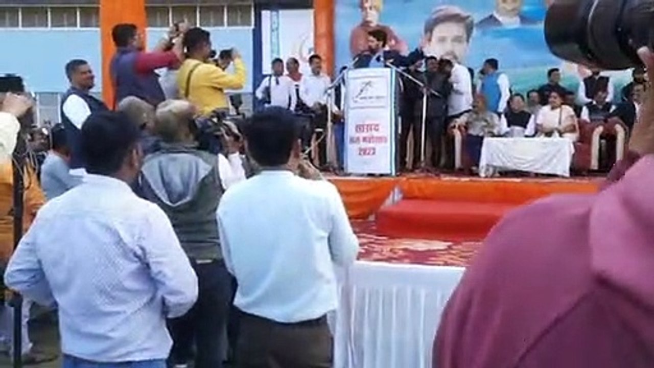 केंद्रीय खेल मंत्री अनुराग ठाकुर ने खेला चींटी धप और गुल्ली डंडा- देखें वीडियो