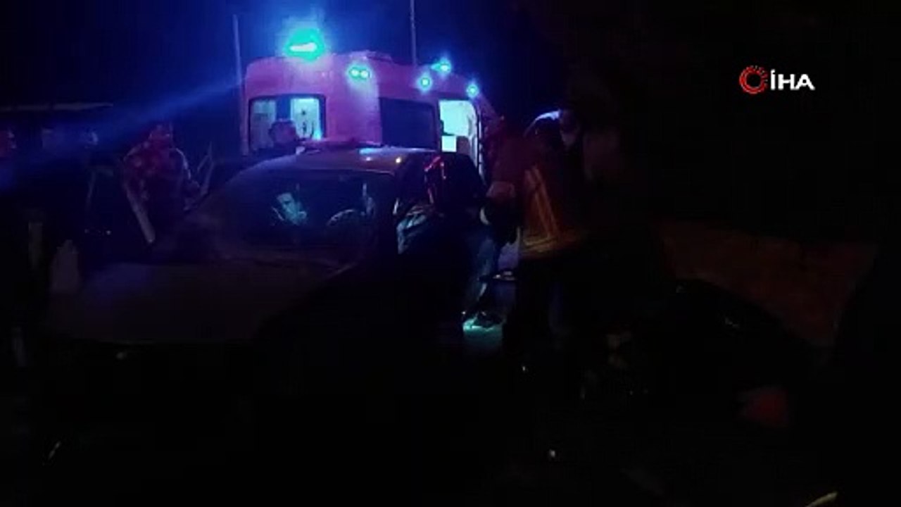 Site duvarına çarpan otomobil hurdaya döndü: 1'i ağır 2 yaralı