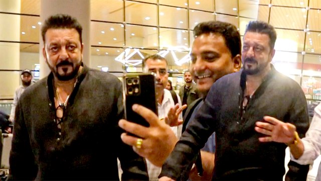 संजय दत्त के फैंस उनके साथ सेल्फी लेने के लिए बेचैन नजर आये