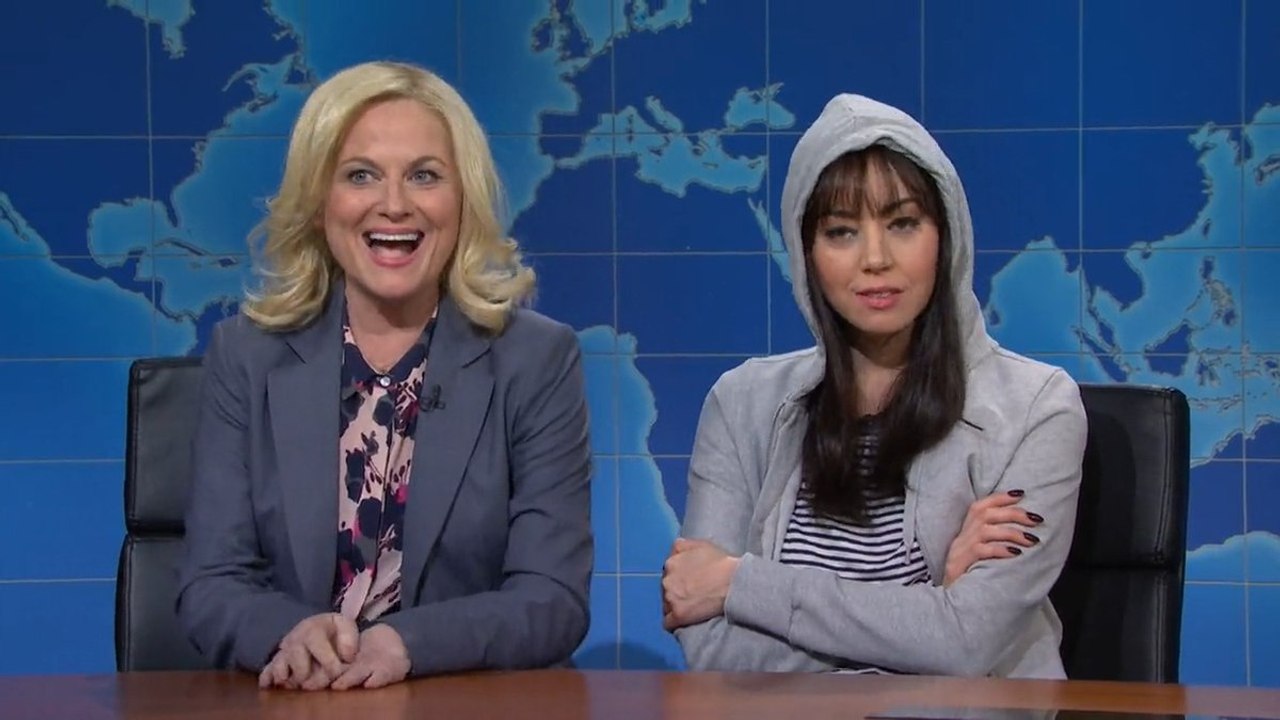 Amy Poehler and Aubrey Plaza recreate ‘Parks & Recreation‘ on SNL.