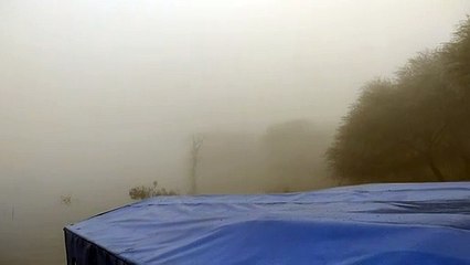 Video: The fog is such that the boat got lost in the lake