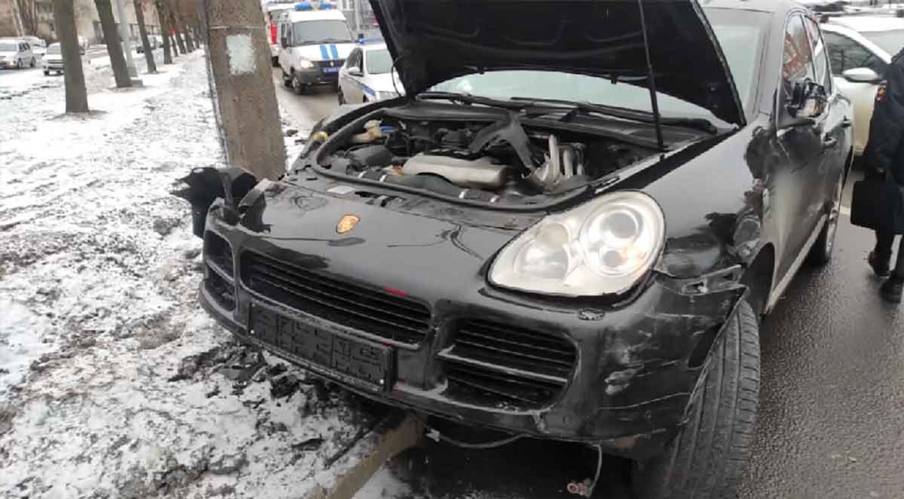 VÍDEO: Perseguição em alta velocidade na Rússia resulta em vários veículos destruídos