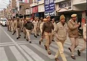 सतर्कता को देखते हुए जिले में पुलिस ने निकाला फ्लैग मार्च