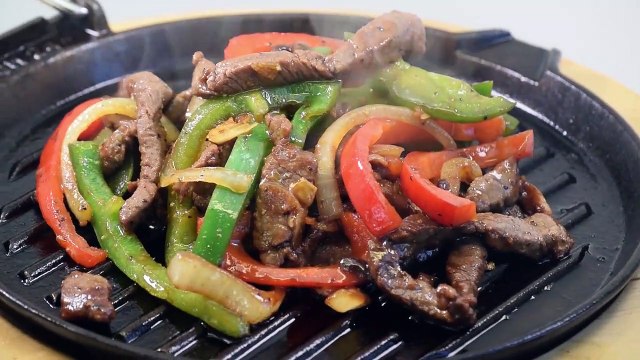 Deliciosos, bifes acebolados com pimentões Deliciosos bifes