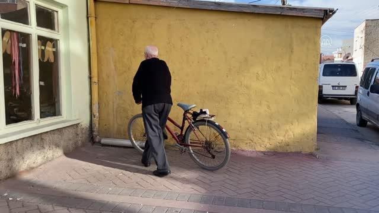 ESKİŞEHİR - Her sabah bisikletiyle gittiği iş yerinde 65 yıldır ayakkabı tamir ediyor