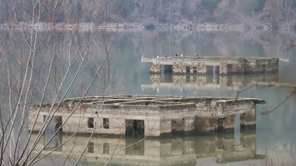 Barajda sular çekilince evler ortaya çıktı