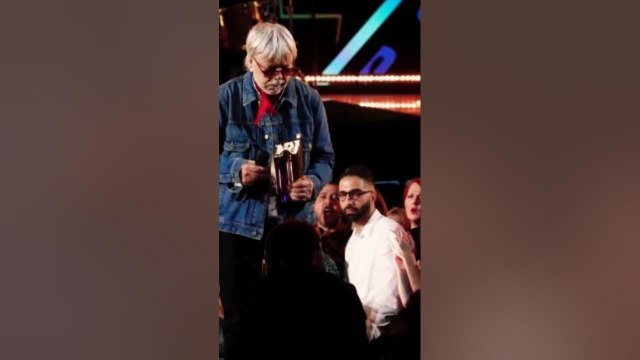 Renaud de retour le chanteur fragilisé, a fait une apparition surprise à côté de Louane sur scène