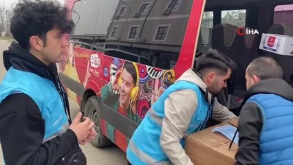 Öğrenciler yiyeceklerini ihtiyaç sahipleriyle paylaşıyor