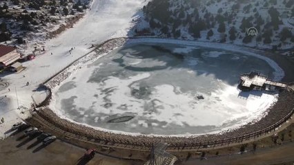 Ergan Dağı Kayak Merkezi'ndeki Ardıçlı Gölü'nün yüzeyi dondu