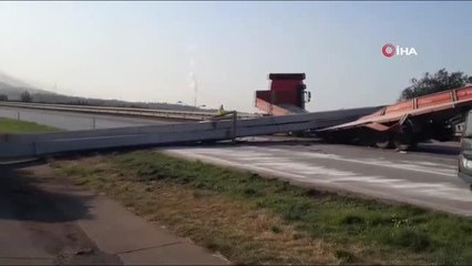 Hatay'da tırdan düşen metal bloklar otoyolu kapattı