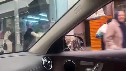 Görüntüler Erdoğan'ın semti Kasımpaşa'dan! Türkiye yüzyılı afişi önünde ucuz ekmek kuyruğu