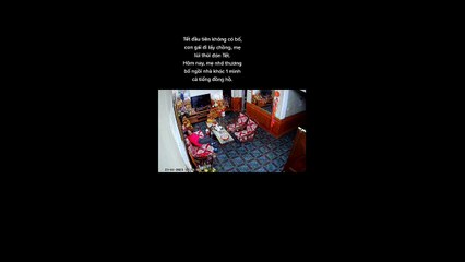 Chồng mới ra đi, con gái lo bên chồng chưa kịp về, người phụ nữ khóc nức nở vì Tết chỉ có 1 mình