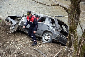 OTOMOBİL DERE YATAĞINA UÇTU: 5 YARALI