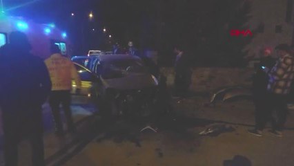 BURSA'DA OTOMOBİL SİTE DUVARINA ÇARPTI: 2 YARALI
