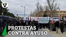 Ayuso en la Complutense: protestas en la entrada y gritos de estudiantes contra la presidenta madrileña