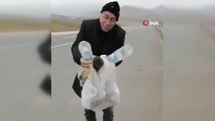 Ana yol kenarındaki çöpleri topladı, vatandaşa çağrıda bulundu