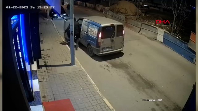 Pendik'te çalışır halde bırakılan hafif ticari aracın çalınması kamerada
