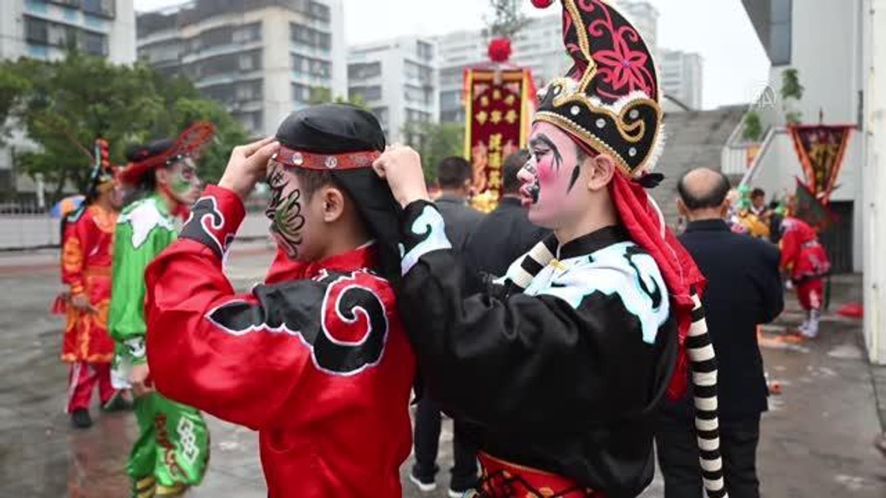 Çin'de "Yingge" dans geçidi düzenlendi