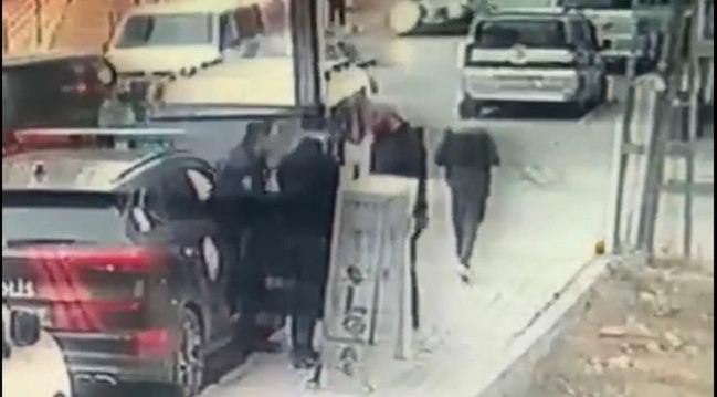 Avcılar'da polisin gözü önünde uyuşturucu alışverişi yapan şüpheliler yakalandı 