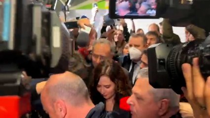 Así de protegida ha tenido que abandonar Ayuso la Complutense