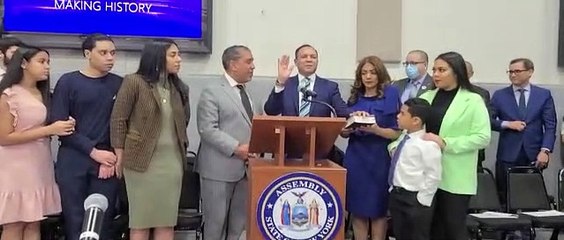 Congresista juramenta a George Álvarez ante la Asamblea Estatal en El Bronx