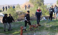 KAYIP MİNE İÇİN EŞİNİN ÇALIŞTIĞI OTELİN ARKASINDA KADAVRA KÖPEKLİ ARAMA