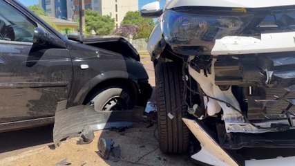 Após sofrer mal súbito, idosa colide HB20 contra carro estacionado