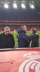 Quand Ancelotti donne un chewing-gum à un supporter Humilité #ancelotti