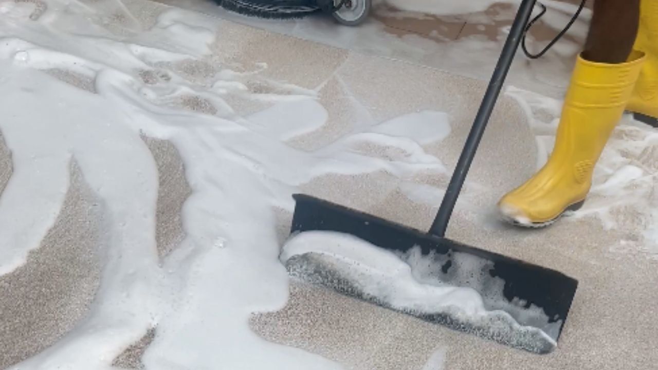 1 minute of ODDLY SATISFYING carpet scraping to...
