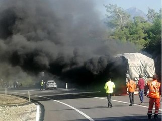 Marmaris'te seyir halindeki tomruk yüklü tır alev aldı