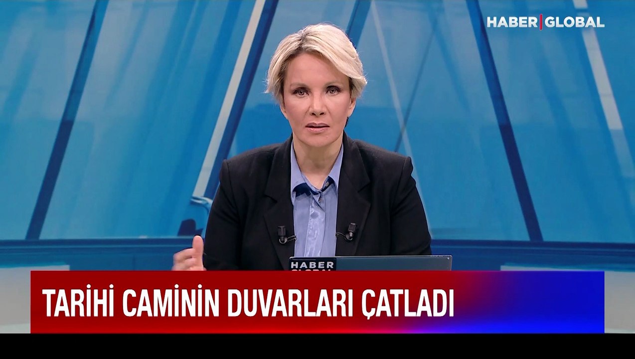 Tezkireci Osman Efendi Camii'nin bakımsızlıktan duvarları çatladı