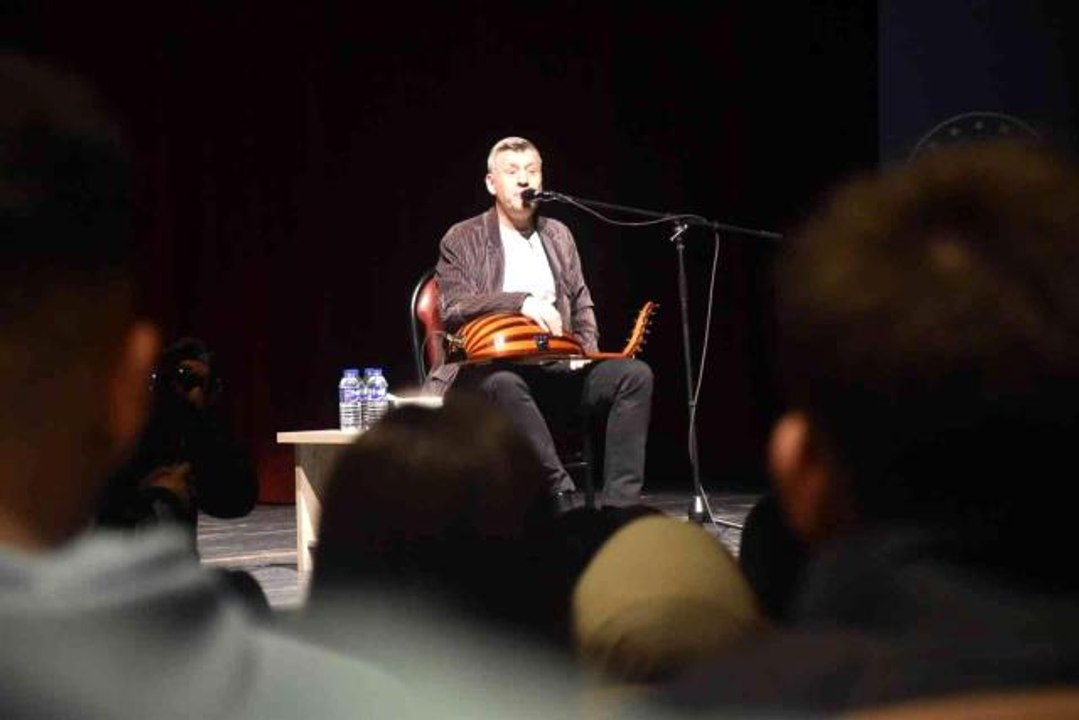 Ünlü sanatçı Metin Şentürk Karabük'te öğrencilerle buluştu