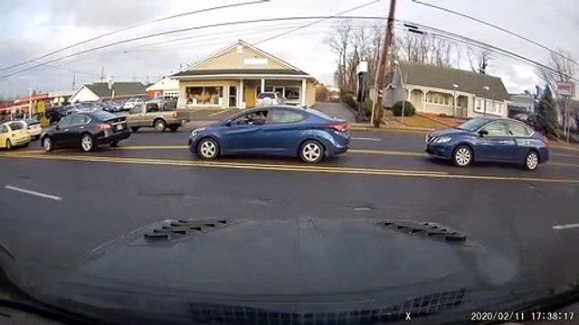 Une folle refuse la priorité à un camion... hystérique au volant