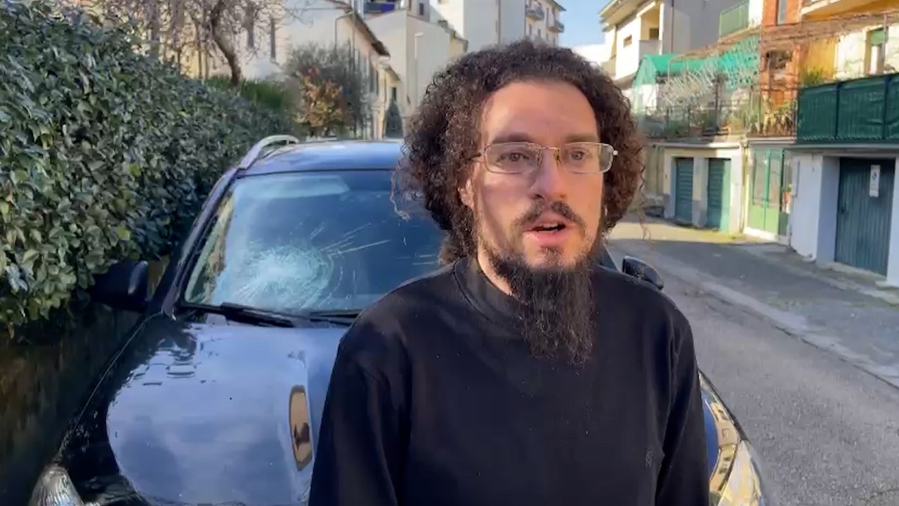Ruba al supermercato e sfonda le auto, il racconto dei testimoni