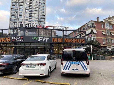 Kadıköy'de poligona gelen şahıs silahla kendi kafasına ateş etti