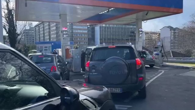 Sciopero benzinai, le file ai distributori a Roma