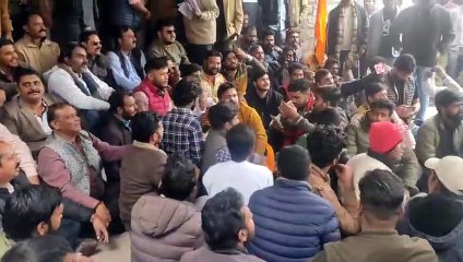 किया विरोध प्रदर्शन, बनाई मानव शृंखला