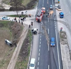 KAVŞAKTAKİ KAZADA OTOMOBİLİN MOTOR KISMI YOLA FIRLADI 3 YARALI