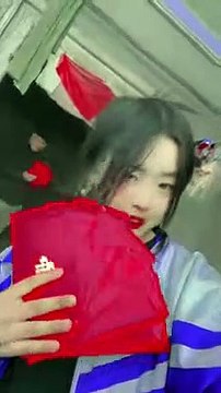 Clip: Phúng Phính được người hỗ trợ lì xì cả xấp phong bì