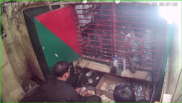 The miscreants ran away after snatching a bundle of 50,000 from shop