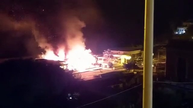 Paura e fiamme a Scalea, in fiamme un lido balneare