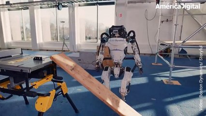 Atlas, el robot humanoide que ha sorprendido al ser capaz de saltar, recoger y arrojar objetos