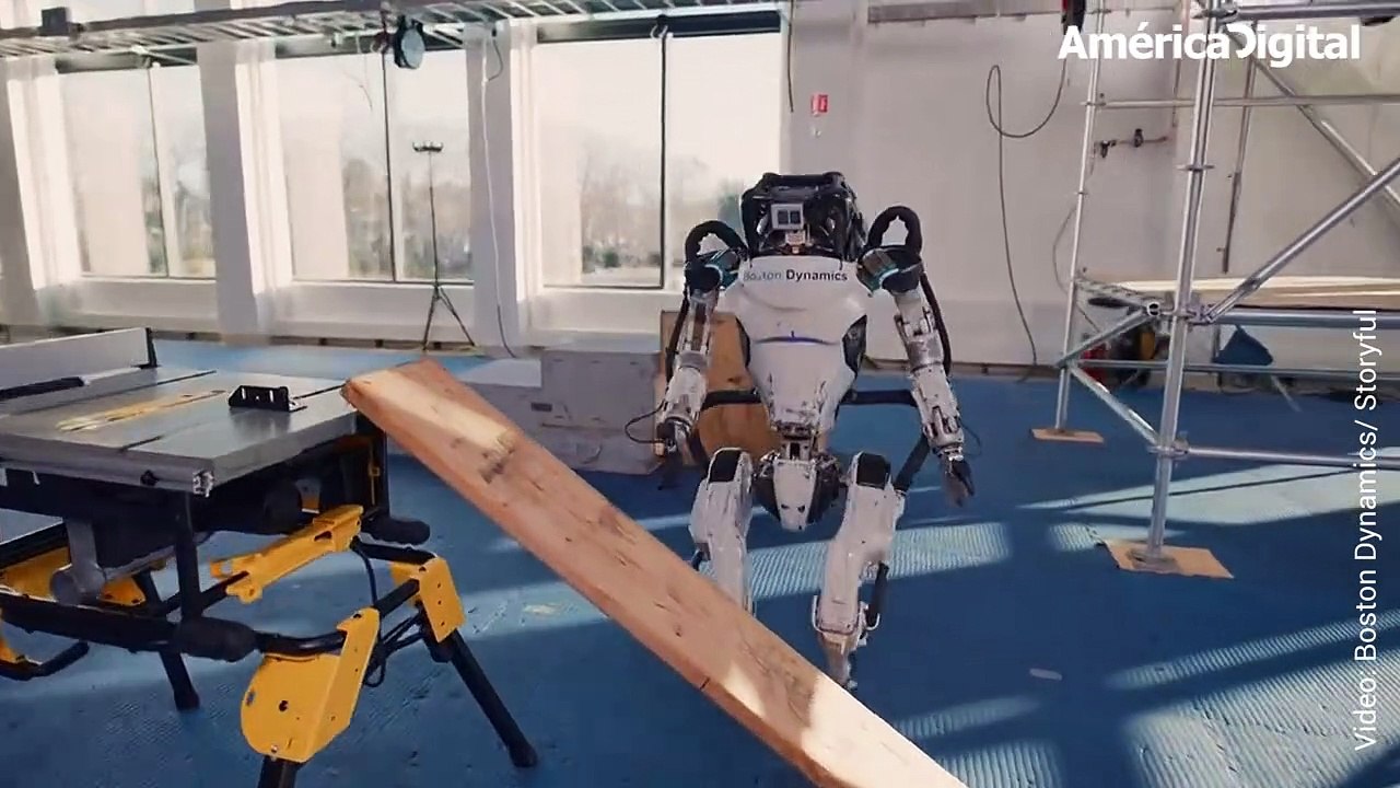 Atlas, el robot humanoide que ha sorprendido al ser capaz de saltar, recoger y arrojar objetos