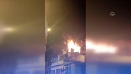 Beyoğlu'nda bir binada çıkan yangın söndürüldü