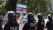 Manifestaciones a favor y en contra se encuentran frente a Cumbre de la Celac en Argentina