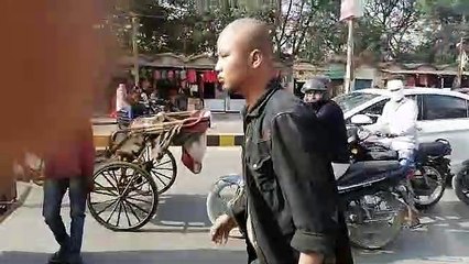 दे दना दन :  बीच सड़क पर भिड़े सिपाही और नशेड़ी युवक