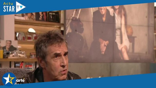 Elle est dure mais… : Julien Clerc fait de rares et tendres confidences sur sa femme Hélène dans E